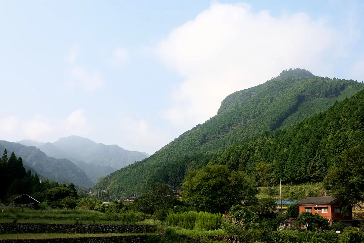 豊前市:犬ヶ岳(左奥)と求菩提山(右)
