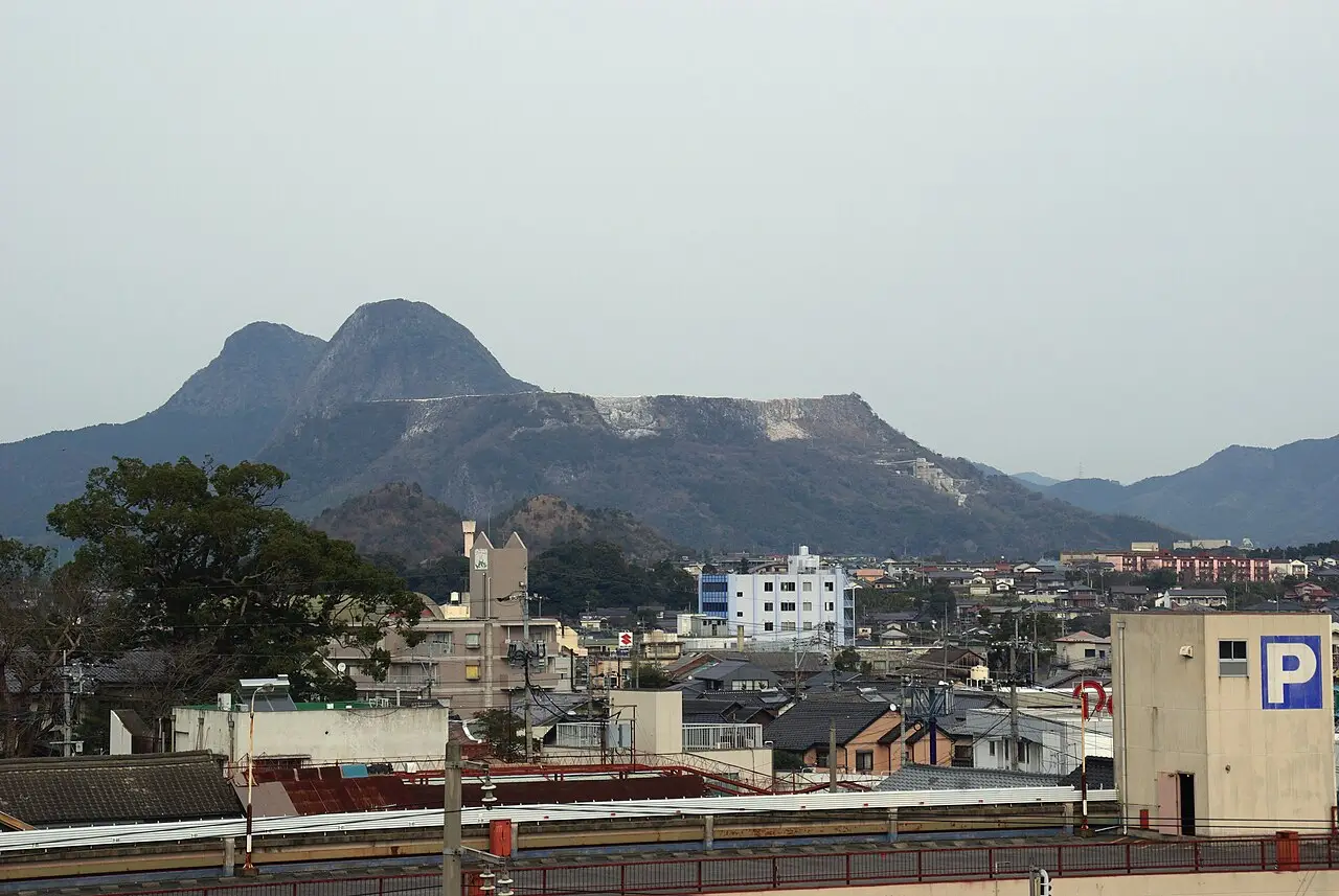 香春町:香春岳