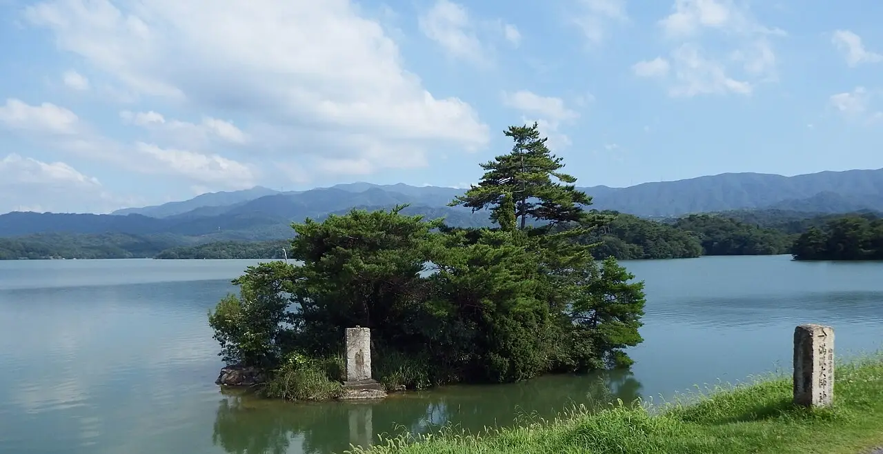 まんのう町：満濃池の護摩壇岩と背後に讃岐山脈