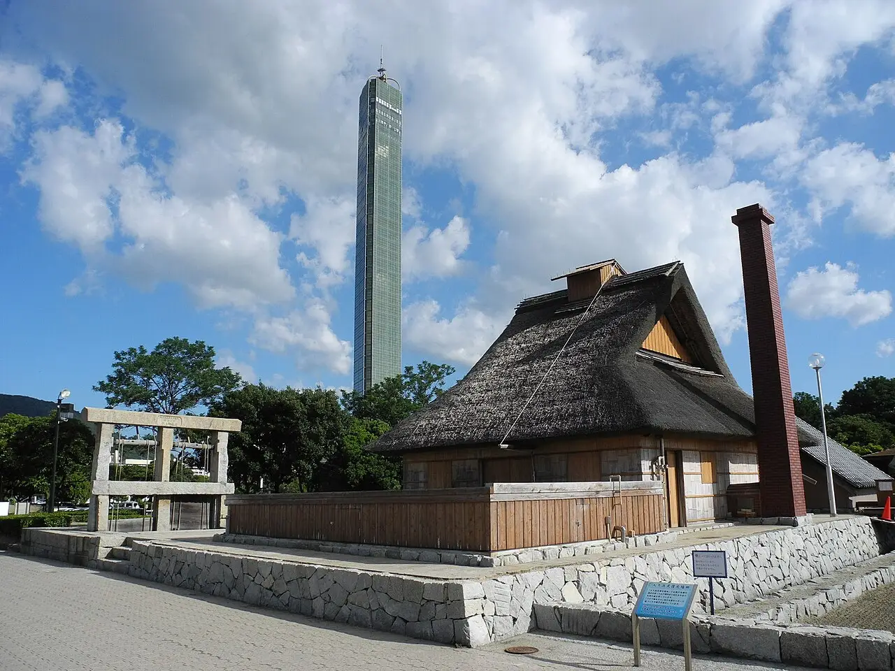宇多津町：うたづ臨海公園の復元塩田・釜屋とゴールドタワー