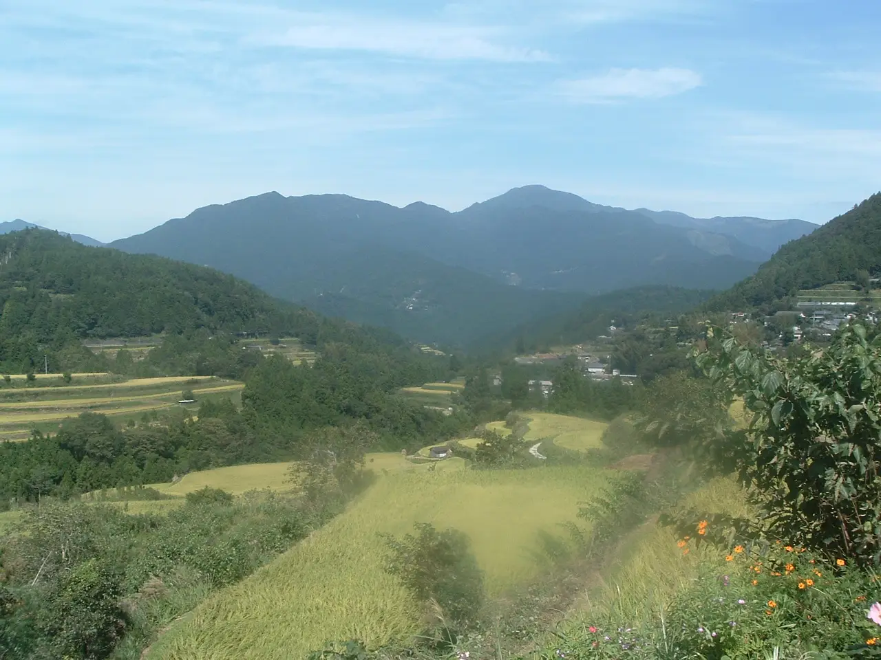 本山町：町内より白髪山を望む