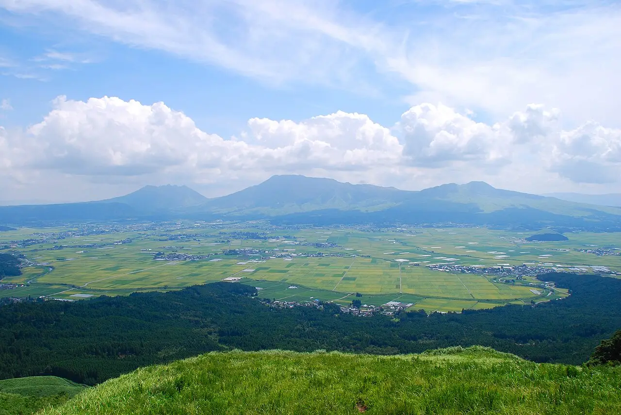 阿蘇市：阿蘇山と阿蘇カルデラ
