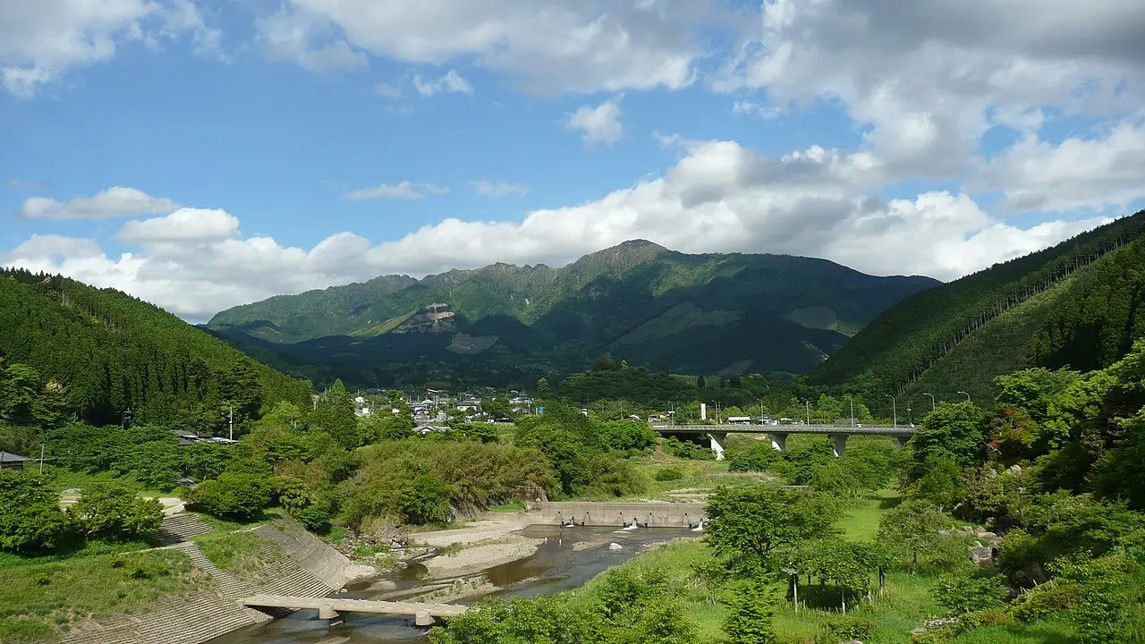 水上村：水上村から見た市房山