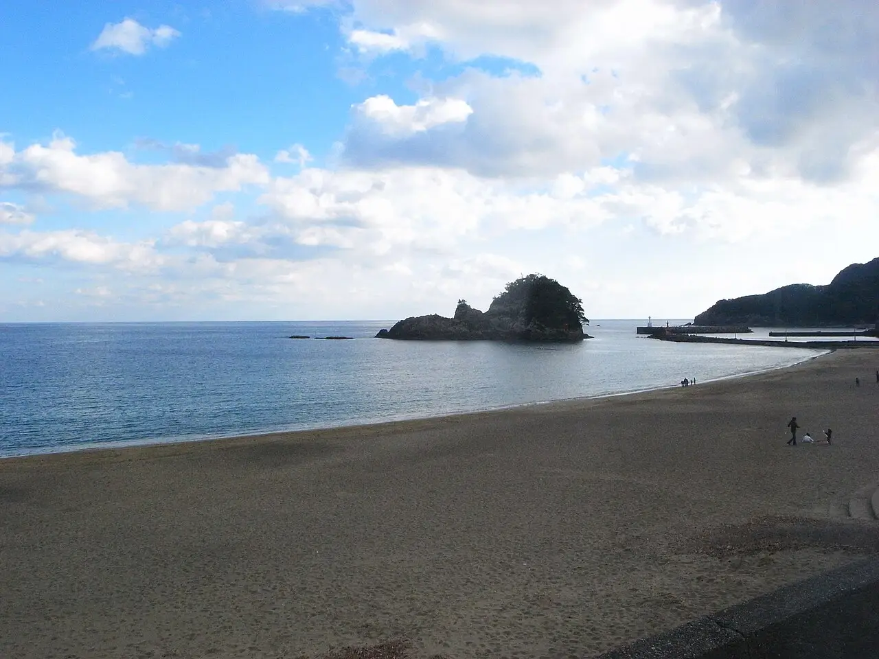 美波町：上:大浜海岸 下:薬王寺山門