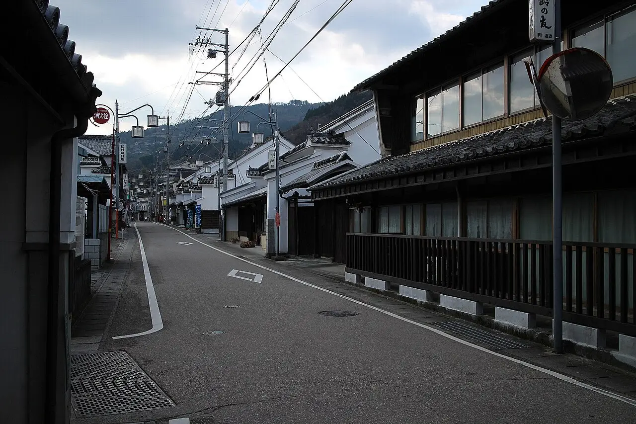 つるぎ町:二層うだつの町並み
